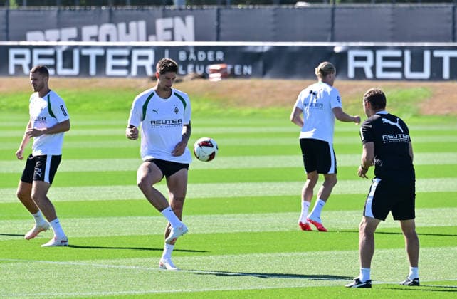 11.08.2026; Moenchengladbach; Fussball, Herren, Saison 2026 2027, Training Borussia Moenchengladbach Tomas Cvancara (Gladbach mit Tony Jantschke (Assistenztrainer Gladbach, re.) DFL regulations prohibit any use of photographs as image sequences and or quasi-video. ista-Borussia-Park Nordrhein-Westfalen Deutschland
