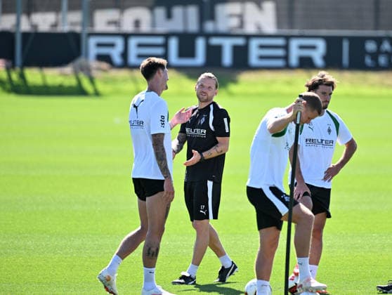 11.08.2026; Moenchengladbach; Fussball, Herren, Saison 2026 2027, Training Borussia Moenchengladbach Im Gespraech v. li. Tomas Cvancara (Gladbach), Eugen Polanski (Trainer Gladbach); rechts daneben Nico Elvedi (Gladbach, 2. v. re.), Joe Scally (Gladbach, re.) DFL regulations prohibit any use of photographs as image sequences and or quasi-video. ista-Borussia-Park Nordrhein-Westfalen Deutschland