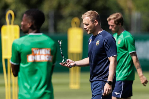 SOCCER - UEFA ECL, Rapid vs Paide VIENNA,AUSTRIA,11.AUG.26 - SOCCER - UEFA Conference League, qualification, SK Rapid Wien vs Paide Linnameeskond, preview, training Rapid. Image shows head coach Johannes Hoff Thorup (Rapid).  GEPAxpictures xArminxRauthner