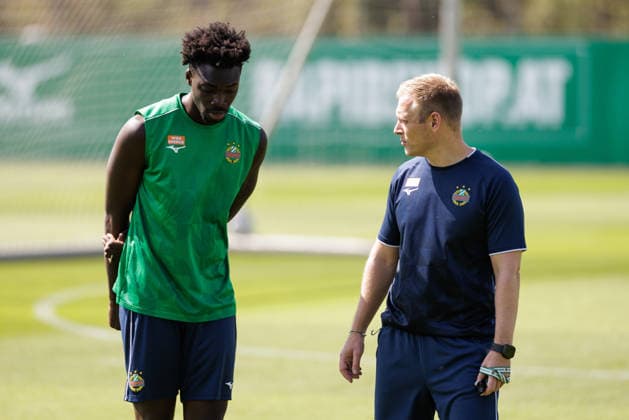 SOCCER - UEFA ECL, Rapid vs Paide VIENNA,AUSTRIA,11.AUG.26 - SOCCER - UEFA Conference League, qualification, SK Rapid Wien vs Paide Linnameeskond, preview, training Rapid. Image shows Serge-Philippe Raux-Yao and head coach Johannes Hoff Thorup (Rapid).  GEPAxpictures xArminxRauthner