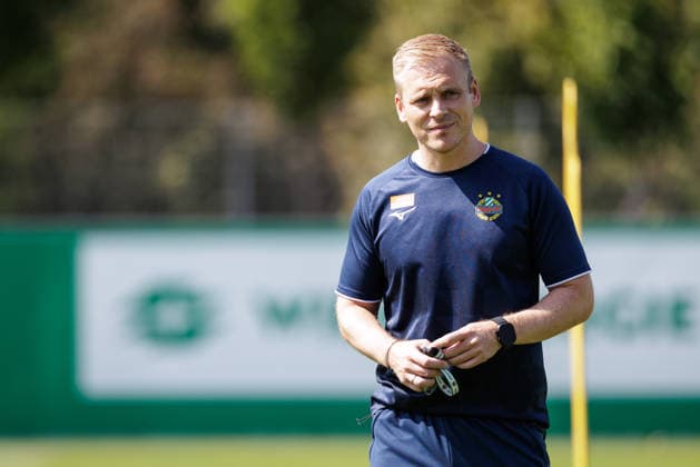 SOCCER - UEFA ECL, Rapid vs Paide VIENNA,AUSTRIA,11.AUG.26 - SOCCER - UEFA Conference League, qualification, SK Rapid Wien vs Paide Linnameeskond, preview, training Rapid. Image shows head coach Johannes Hoff Thorup (Rapid).  GEPAxpictures xArminxRauthner