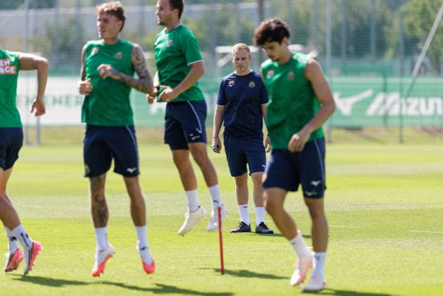 SOCCER - UEFA ECL, Rapid vs Paide VIENNA,AUSTRIA,11.AUG.26 - SOCCER - UEFA Conference League, qualification, SK Rapid Wien vs Paide Linnameeskond, preview, training Rapid. Image shows head coach Johannes Hoff Thorup (Rapid) and the team of Rapid.  GEPAxpictures xArminxRauthner
