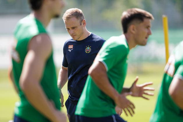 SOCCER - UEFA ECL, Rapid vs Paide VIENNA,AUSTRIA,11.AUG.26 - SOCCER - UEFA Conference League, qualification, SK Rapid Wien vs Paide Linnameeskond, preview, training Rapid. Image shows head coach Johannes Hoff Thorup (Rapid).  GEPAxpictures xArminxRauthner