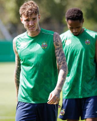 SOCCER - UEFA ECL, Rapid vs Paide VIENNA,AUSTRIA,11.AUG.26 - SOCCER - UEFA Conference League, qualification, SK Rapid Wien vs Paide Linnameeskond, preview, training Rapid. Image shows Bendeguz Bolla and Petter Nosa Dahl (Rapid).  GEPAxpictures xArminxRauthner