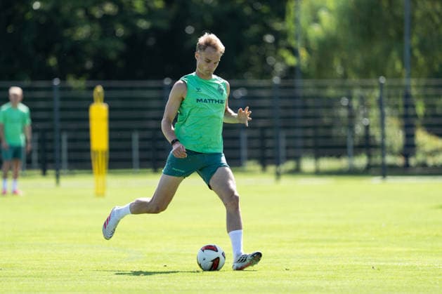 11.08.2026, GER Deutschland, Fussball, Saison 2026 2027, Trainingslager Werder Bremen, Tag 2. des Trainingslagers von SV Werder Bremen in Harsewinkel-Marienfeld Amos Pieper (SV Werder Bremen, 5) Einzelaktion; Ganzkörper Ganzkoerper ; Ball am Fuss; Harsewinkel-Marienfeld Hotel-Residence Klosterpforte Nordrhein-Westfalen (NRW) Deutschland Copyright: xnordphotoxGmbHx xChristianxSchulzex