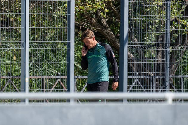 11.08.2026, GER Deutschland, Fussball, Saison 2026 2027, Trainingslager Werder Bremen, Tag 2. des Trainingslagers von SV Werder Bremen in Harsewinkel-Marienfeld Clemens Fritz (Geschäftsführer Fußball, SV Werder Bremen) am Telefonieren, Handy am Ohr, Harsewinkel-Marienfeld Hotel-Residence Klosterpforte Nordrhein-Westfalen (NRW) Deutschland Copyright: xnordphotoxGmbHx xChristianxSchulzex