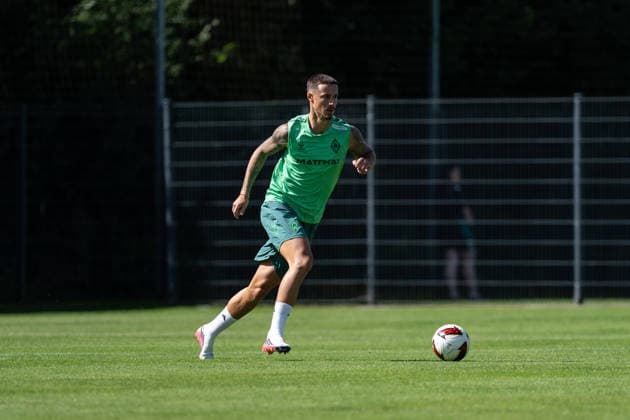 11.08.2026, GER Deutschland, Fussball, Saison 2026 2027, Trainingslager Werder Bremen, Tag 2. des Trainingslagers von SV Werder Bremen in Harsewinkel-Marienfeld Marco Friedl (SV Werder Bremen, 32) Einzelaktion; Ganzkörper Ganzkoerper ; Ball am Fuss; Harsewinkel-Marienfeld Hotel-Residence Klosterpforte Nordrhein-Westfalen (NRW) Deutschland Copyright: xnordphotoxGmbHx xChristianxSchulzex