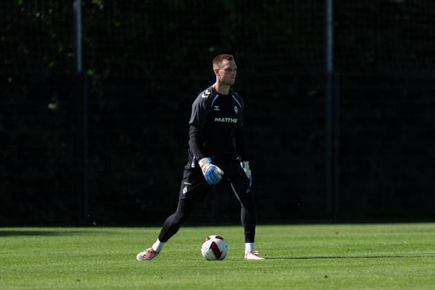 11.08.2026, GER Deutschland, Fussball, Saison 2026 2027, Trainingslager Werder Bremen, Tag 2. des Trainingslagers von SV Werder Bremen in Harsewinkel-Marienfeld Karl Hein (SV Werder Bremen, 1) Einzelaktion; Ganzkörper Ganzkoerper ; Ball am Fuss; Harsewinkel-Marienfeld Hotel-Residence Klosterpforte Nordrhein-Westfalen (NRW) Deutschland Copyright: xnordphotoxGmbHx xChristianxSchulzex
