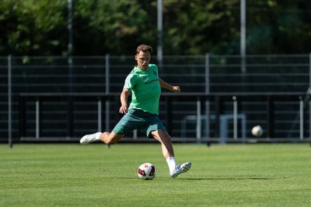 11.08.2026, GER Deutschland, Fussball, Saison 2026 2027, Trainingslager Werder Bremen, Tag 2. des Trainingslagers von SV Werder Bremen in Harsewinkel-Marienfeld Senne Lynen (SV Werder Bremen, 14) Einzelaktion; Ganzkörper Ganzkoerper ; Ball am Fuss; Harsewinkel-Marienfeld Hotel-Residence Klosterpforte Nordrhein-Westfalen (NRW) Deutschland Copyright: xnordphotoxGmbHx xChristianxSchulzex