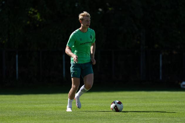 11.08.2026, GER Deutschland, Fussball, Saison 2026 2027, Trainingslager Werder Bremen, Tag 2. des Trainingslagers von SV Werder Bremen in Harsewinkel-Marienfeld Oskar Wojcik Wojcik (SV Werder Bremen, 3) Einzelaktion; Ganzkörper Ganzkoerper ; Ball am Fuss; Harsewinkel-Marienfeld Hotel-Residence Klosterpforte Nordrhein-Westfalen (NRW) Deutschland Copyright: xnordphotoxGmbHx xChristianxSchulzex