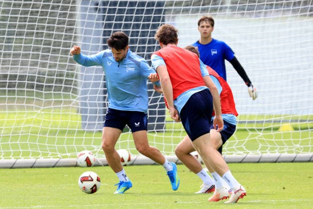 11.08.2026, DEU GER, Fussball , 2.Fussballbundesliga, Saison 2026 2027), Sportforum, Hertha BSC, Training Josip Brekalo (Hertha BSC Berlin 7), Linus Gechter (Hertha BSC Berlin 44) 2. Liga: DFB DFL regulations prohibit any use of photographs as image sequences and or quasi-video) Berlin Sportforum Berlin Deutschland Copyright: xNordphotox xEnglerx