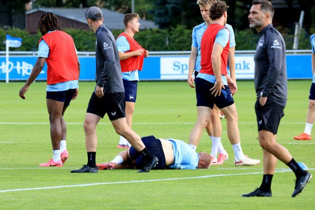 11.08.2026, DEU GER, Fussball , 2.Fussballbundesliga, Saison 2026 2027), Sportforum, Hertha BSC, Training Jon Dabur Thorsteinsson (Hertha BSC Berlin 24), verletzt, von Deyovaisio Zeefuik (Hertha BSC Berlin 42) 2. Liga: DFB DFL regulations prohibit any use of photographs as image sequences and or quasi-video) Berlin Sportforum Berlin Deutschland Copyright: xNordphotox xEnglerx