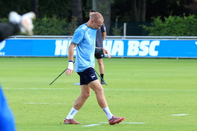 11.08.2026, DEU GER, Fussball , 2.Fussballbundesliga, Saison 2026 2027), Sportforum, Hertha BSC, Training Jon Dabur Thorsteinsson (Hertha BSC Berlin 24), verletzt, von Deyovaisio Zeefuik (Hertha BSC Berlin 42) 2. Liga: DFB DFL regulations prohibit any use of photographs as image sequences and or quasi-video) Berlin Sportforum Berlin Deutschland Copyright: xNordphotox xEnglerx