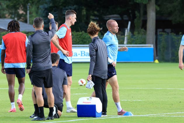 11.08.2026, DEU GER, Fussball , 2.Fussballbundesliga, Saison 2026 2027), Sportforum, Hertha BSC, Training Jon Dabur Thorsteinsson (Hertha BSC Berlin 24), verletzt, von Deyovaisio Zeefuik (Hertha BSC Berlin 42) 2. Liga: DFB DFL regulations prohibit any use of photographs as image sequences and or quasi-video) Berlin Sportforum Berlin Deutschland Copyright: xNordphotox xEnglerx