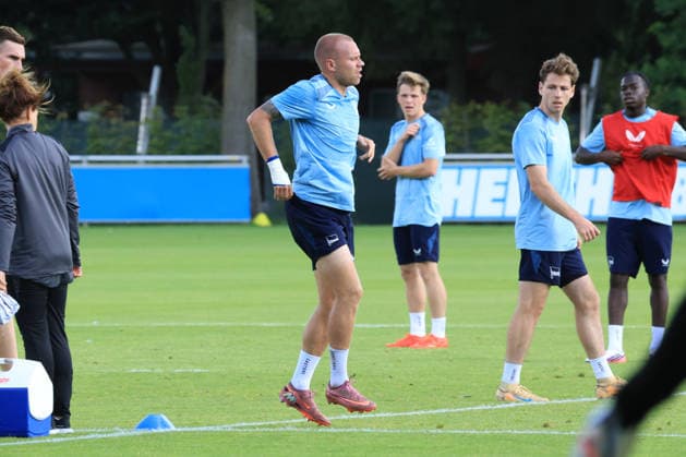 11.08.2026, DEU GER, Fussball , 2.Fussballbundesliga, Saison 2026 2027), Sportforum, Hertha BSC, Training Jon Dabur Thorsteinsson (Hertha BSC Berlin 24), verletzt, von Deyovaisio Zeefuik (Hertha BSC Berlin 42) 2. Liga: DFB DFL regulations prohibit any use of photographs as image sequences and or quasi-video) Berlin Sportforum Berlin Deutschland Copyright: xNordphotox xEnglerx
