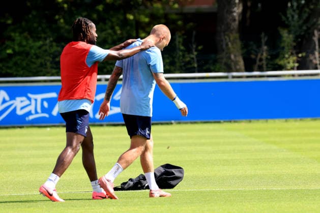 11.08.2026, DEU GER, Fussball , 2.Fussballbundesliga, Saison 2026 2027), Sportforum, Hertha BSC, Training Jon Dabur Thorsteinsson (Hertha BSC Berlin 24), verletzt, von Deyovaisio Zeefuik (Hertha BSC Berlin 42) 2. Liga: DFB DFL regulations prohibit any use of photographs as image sequences and or quasi-video) Berlin Sportforum Berlin Deutschland Copyright: xNordphotox xEnglerx