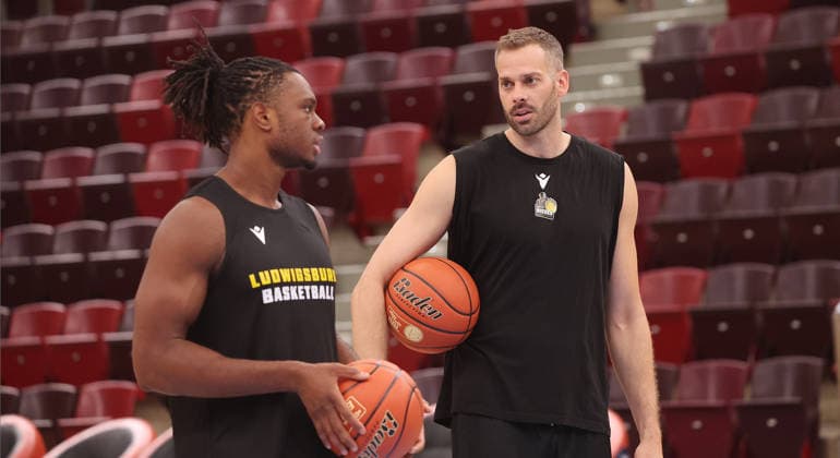 Ludwigsburg , Basketball Training MHP Riesen Ludwigsburg , von links: Keeshawn Kellman Jonas Wohlfarth-Bottermann