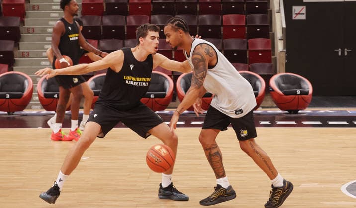 Ludwigsburg , Basketball Training MHP Riesen Ludwigsburg ,von links: Max Riedel Ish Leggett