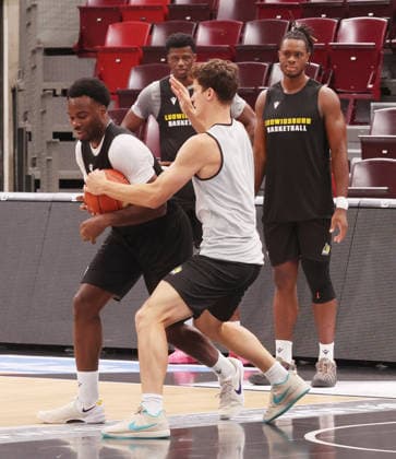 Ludwigsburg , Basketball Training MHP Riesen Ludwigsburg , von links: Maxwell Dongmo Patrick Cartier