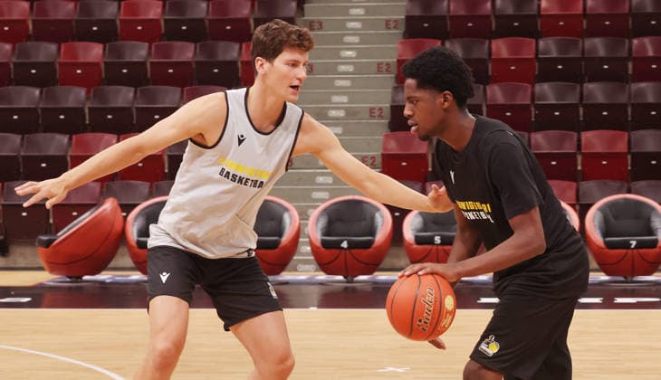 Ludwigsburg , Basketball Training MHP Riesen Ludwigsburg , von links: Patrick Cartier Yohann Tchouaffe