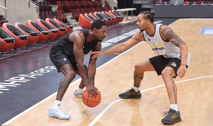 Ludwigsburg , Basketball Training MHP Riesen Ludwigsburg , von links : David Joplin Ish Leggett