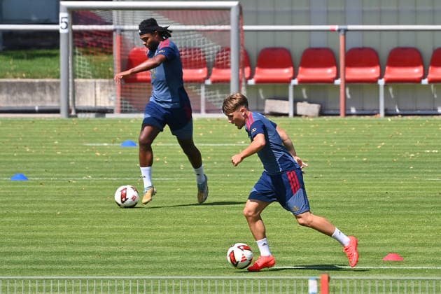 Lennart KARL (Bayern Muenchen) am Ball, hi: Serge GNABRY (FC Bayern Muenchen), Training FC Bayern Muenchen am 11.08.2026. Fussball 1. Bundesliga,Saison 2026 2027.