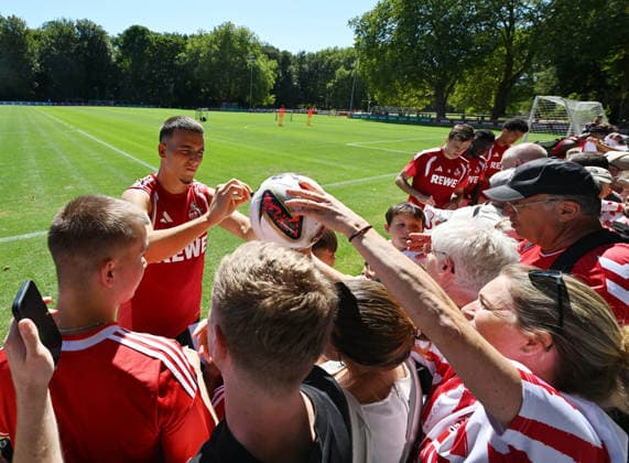 11.08.2026, xophax, Fussball 1.Bundesliga, 1.FC Koeln Training am Geissbockheim des 1.FC Köln. Platz 1.Fans. Said El Mala ( 1.FC Köln ) schreibt Autogramme Köln