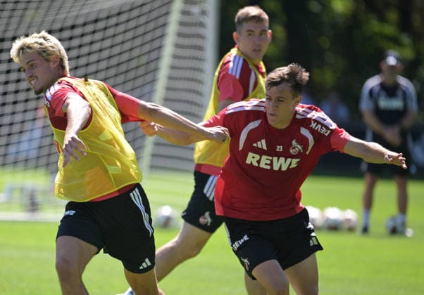 11.08.2026, xophax, Fussball 1.Bundesliga, 1.FC Koeln Training am Geissbockheim des 1.FC Köln. Platz 1. Gil Neves ( 1.FC Köln ) , links und Paul Okon -Engstler , rechts ( 1.FC Köln ) Köln