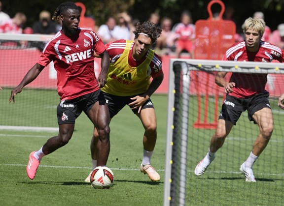 11.08.2026, xophax, Fussball 1.Bundesliga, 1.FC Koeln Training am Geissbockheim des 1.FC Köln. Platz 1. Gideon Mensah ( 1.FC Köln ) , links und Julian Pauli , mitte ( 1.FC Köln ) und Gil Neves , rechts ( 1.FC Köln ) Köln