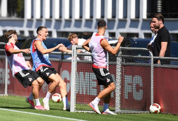 11.08.2026, xophax, Fussball 1.Bundesliga, 1.FC Koeln Training am Geissbockheim des 1.FC Köln. Platz 1. Said El Mala , links im Zweikampf mit Jan Thielmann , links . Rechts Geschäftsführer Thomas Kessler . Köln