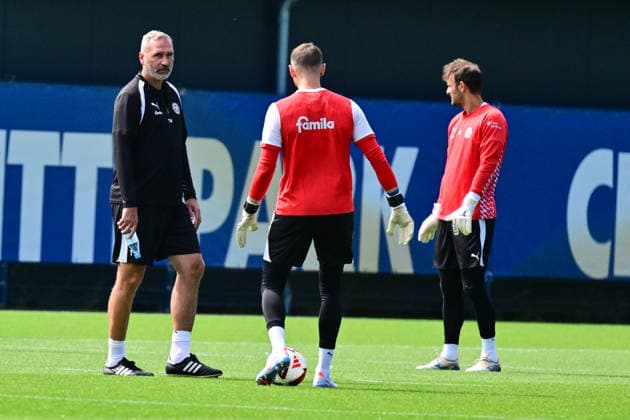 11.08.2026, Fußball, Herren, 2.BL, Saison 2026 2027, Training Holstein Kiel Trainer Tim Walter bei den Torhütern Timon Weiner und Marcel Engelhardt (re.) Kiel, Projensdorf Projensdorf, Trainigsplatz Schleswig-Holstein Deutschland