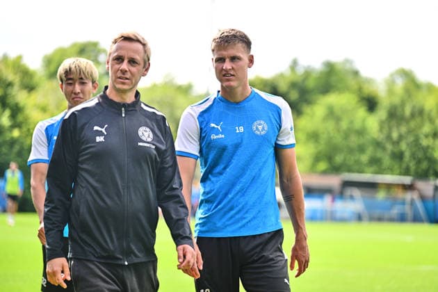 11.08.2026, Fußball, Herren, 2.BL, Saison 2026 2027, Training Holstein Kiel Phil Harres (re.) Kiel, Projensdorf Projensdorf, Trainigsplatz Schleswig-Holstein Deutschland