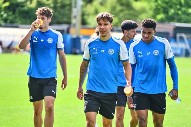 11.08.2026, Fußball, Herren, 2.BL, Saison 2026 2027, Training Holstein Kiel Moritz Reimers mit Ikem Ugoh (re.) und Hamza Muqaj (li.) Kiel, Projensdorf Projensdorf, Trainigsplatz Schleswig-Holstein Deutschland