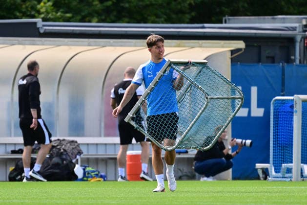 11.08.2026, Fußball, Herren, 2.BL, Saison 2026 2027, Training Holstein Kiel Moritz Reimers trägt ein Minitor Kiel, Projensdorf Projensdorf, Trainigsplatz Schleswig-Holstein Deutschland