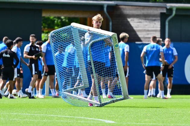 11.08.2026, Fußball, Herren, 2.BL, Saison 2026 2027, Training Holstein Kiel Till Wiese trägt ein Minitor Kiel, Projensdorf Projensdorf, Trainigsplatz Schleswig-Holstein Deutschland