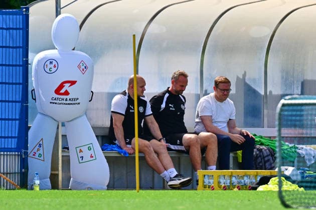 11.08.2026, Fußball, Herren, 2.BL, Saison 2026 2027, Training Holstein Kiel Geschäftsführer Olaf Rebbe (re.) Kiel, Projensdorf Projensdorf, Trainigsplatz Schleswig-Holstein Deutschland