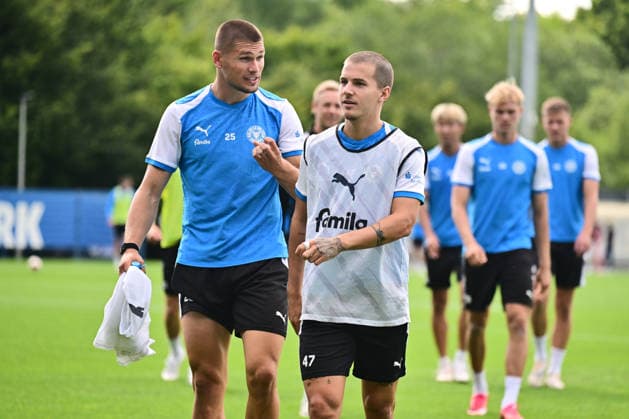 11.08.2026, Fußball, Herren, 2.BL, Saison 2026 2027, Training Holstein Kiel Markus Müller im Gespräch mit John Tolkin (re.) Kiel, Projensdorf Projensdorf, Trainigsplatz Schleswig-Holstein Deutschland