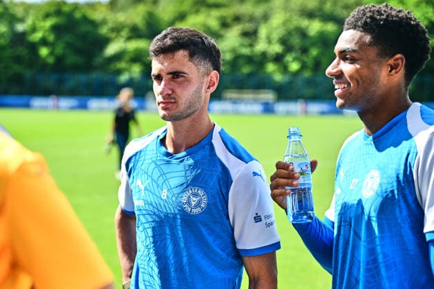 11.08.2026, Fußball, Herren, 2.BL, Saison 2026 2027, Training Holstein Kiel Guillermo Balzi, Portrait mit Ikem Ugoh (re.) Kiel, Projensdorf Projensdorf, Trainigsplatz Schleswig-Holstein Deutschland