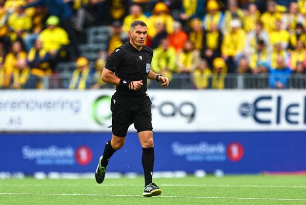Soccer, Champions League 2025–2026 Bodo Glimt vs. Union Saint-Gilloise Bodo 20260811 Referee Istvan Kovacs during the Champions League qualifying match between Bodo Glimt and Union Saint-Gilloise at Aspmyra Stadium Photo: Mats Torbergsen, NTB Bodo, Norway EDITORIAL USE ONLY; RESTRICTED USE FOR BETTING COMPANIES  Copyright: xMatsxTorbergsenx xNTBx
