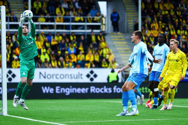 Soccer, Champions League 2025 2026 Bodo Glimt Union Saint Gilloise Bodo 20260811 Vic Chambaere saves the ball during the Champions League qualifying match between Bodo Glimt and Union Saint Gilloise at Aspmyra Stadium Photo: Mats Torbergsen, NTB Bodo Norway EDITORIAL USE ONLY RESTRICTED USE FOR BETTING COMPANIES  Copyright: xMatsxTorbergsenx xNTBx