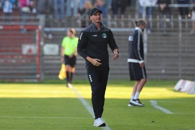 11.08.26, GER, Regionalliga Nord, Fussball, 1. Spieltag, Saison 2026 2027, Dietmar-Scholze-Stadion an der Lohmuehle, VfB Lübeck vs VfB Oldenburg Coachingzone Seitenlinie Trainerbereich Technische Zone. Trainer Kevin Rodewald (VfB Luebeck) Foto nordphoto GmbH Tauchnitz Luebeck Dietmar-Scholze-Stadion an der Lohmuehle SH Germany Copyright: xnordphotoxGmbHx xTauchnitzx