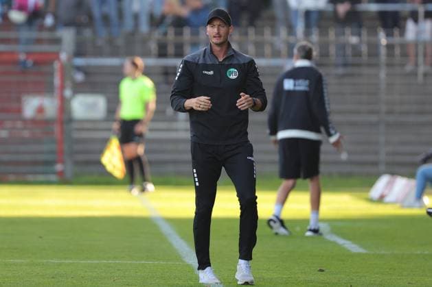 11.08.26, GER, Regionalliga Nord, Fussball, 1. Spieltag, Saison 2026 2027, Dietmar-Scholze-Stadion an der Lohmuehle, VfB Lübeck vs VfB Oldenburg Coachingzone Seitenlinie Trainerbereich Technische Zone. Trainer Kevin Rodewald (VfB Luebeck) Foto nordphoto GmbH Tauchnitz Luebeck Dietmar-Scholze-Stadion an der Lohmuehle SH Germany Copyright: xnordphotoxGmbHx xTauchnitzx