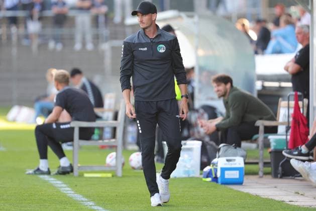 11.08.26, GER, Regionalliga Nord, Fussball, 1. Spieltag, Saison 2026 2027, Dietmar-Scholze-Stadion an der Lohmuehle, VfB Lübeck vs VfB Oldenburg Coachingzone Seitenlinie Trainerbereich Technische Zone. Trainer Kevin Rodewald (VfB Luebeck) Foto nordphoto GmbH Tauchnitz Luebeck Dietmar-Scholze-Stadion an der Lohmuehle SH Germany Copyright: xnordphotoxGmbHx xTauchnitzx