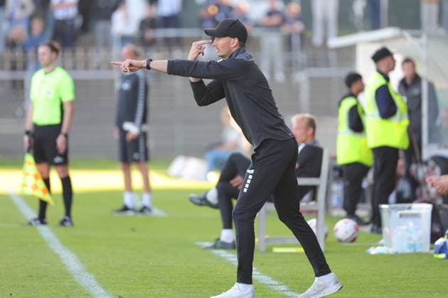 11.08.26, GER, Regionalliga Nord, Fussball, 1. Spieltag, Saison 2026 2027, Dietmar-Scholze-Stadion an der Lohmuehle, VfB Lübeck vs VfB Oldenburg Coachingzone Seitenlinie Trainerbereich Technische Zone. Trainer Kevin Rodewald (VfB Luebeck) gibt Handzeichen Foto nordphoto GmbH Tauchnitz Luebeck Dietmar-Scholze-Stadion an der Lohmuehle SH Germany Copyright: xnordphotoxGmbHx xTauchnitzx
