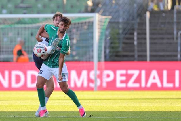 11.08.26, GER, Regionalliga Nord, Fussball, 1. Spieltag, Saison 2026 2027, Dietmar-Scholze-Stadion an der Lohmuehle, VfB Lübeck vs VfB Oldenburg Marc Schröder Marc Schroeder (VfB Oldenburg 20) im Zweikampf gegen Dardan Karimani (VfB Luebeck 10) Foto nordphoto GmbH Tauchnitz Luebeck Dietmar-Scholze-Stadion an der Lohmuehle SH Germany Copyright: xnordphotoxGmbHx xTauchnitzx