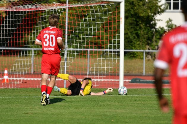den ersten Schuss kann Julian Haefner (FC Rottenburg, 26) noch abwehren, der Nachschuss von David Stojak (SV Stuttgarter Kickers, 29) ist aber im Tor, links Maxime Ackermann (FC Rottenburg, 30) FC Rottenburg vs. SV Stuttgarter Kickers ,Fussball, WFV-Pokal, Gruppe 3, 3. Runde, Wuerttemberg, Saison 2026 2027, 11.08.2026, FC Rottenburg vs. SV Stuttgarter Kickers ,Fussball, WFV-Pokal, Gruppe 3, 3. Runde, Wuerttemberg, Saison 2026 2027, 11.08.2026 Rottenburg am Neckar Copyright: xEibner-Pressefoto RalphxKunzex EP_RKE