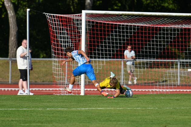 David Stojak (SV Stuttgarter Kickers, 29), Julian Haefner (FC Rottenburg, 26) kann diese Mal parieren FC Rottenburg vs. SV Stuttgarter Kickers ,Fussball, WFV-Pokal, Gruppe 3, 3. Runde, Wuerttemberg, Saison 2026 2027, 11.08.2026, FC Rottenburg vs. SV Stuttgarter Kickers ,Fussball, WFV-Pokal, Gruppe 3, 3. Runde, Wuerttemberg, Saison 2026 2027, 11.08.2026 Rottenburg am Neckar Copyright: xEibner-Pressefoto RalphxKunzex EP_RKE