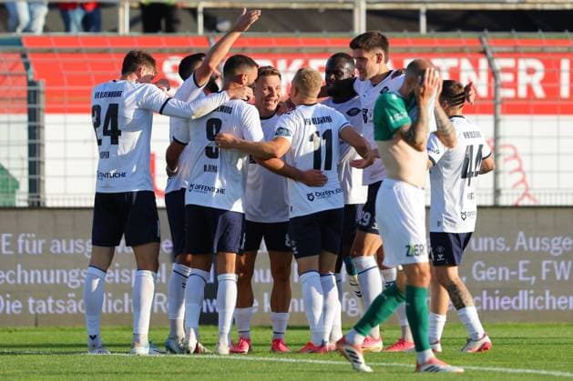 11.08.26, GER, Regionalliga Nord, Fussball, 1. Spieltag, Saison 2026 2027, Dietmar-Scholze-Stadion an der Lohmuehle, VfB Lübeck vs VfB Oldenburg Torjubel Jubel. Torschütze Torschuetze Nico Knystock (VfB Oldenburg 44) jubelt ueber das Tor zum 0:1 Foto nordphoto GmbH Tauchnitz Luebeck Dietmar-Scholze-Stadion an der Lohmuehle SH Germany Copyright: xnordphotoxGmbHx xTauchnitzx