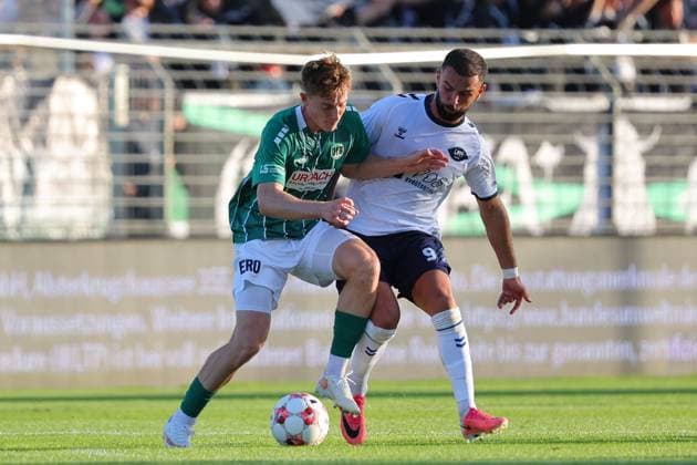 11.08.26, GER, Regionalliga Nord, Fussball, 1. Spieltag, Saison 2026 2027, Dietmar-Scholze-Stadion an der Lohmuehle, VfB Lübeck vs VfB Oldenburg Bjarne Pfundheller (VfB Luebeck 06) im Zweikampf gegen Drilon Demaj (VfB Oldenburg 09) Foto nordphoto GmbH Tauchnitz Luebeck Dietmar-Scholze-Stadion an der Lohmuehle SH Germany Copyright: xnordphotoxGmbHx xTauchnitzx