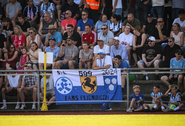 Fussball WFV Pokal 2026 2027 3. Runde 11.08.2026 FC Rottenburg - SV Stuttgarter Kickers Fans des SV Stuttgarter Kickers mit Banner, Fans Plieningen im Rottenburger Hohenbergstadion